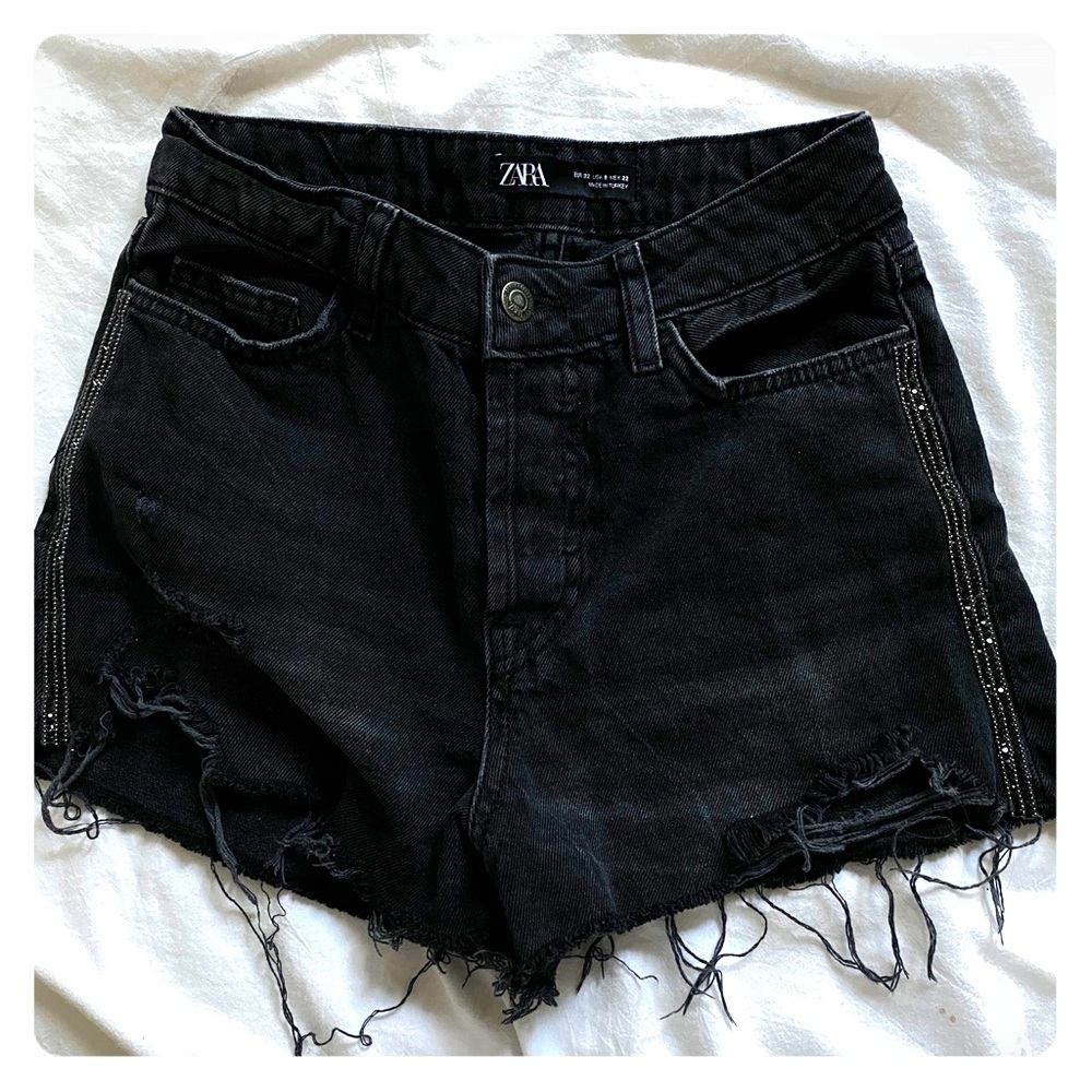 Black shorts with detail on the side !!